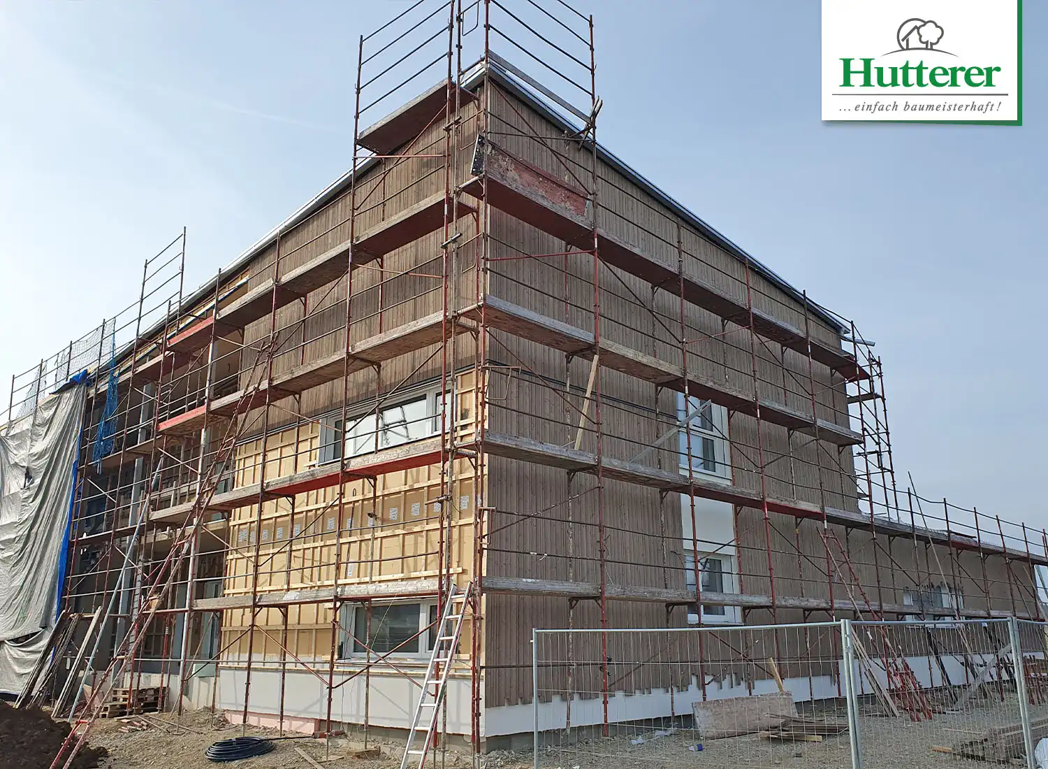 Die Montage der Holzfassade des Kindergartens