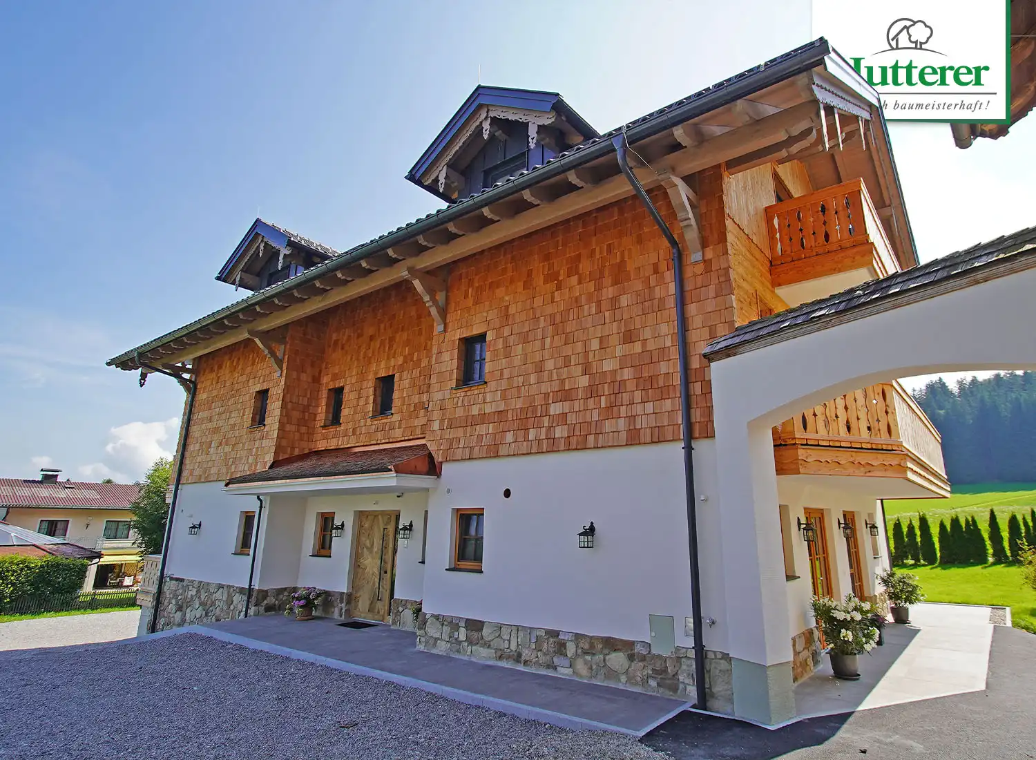 R&uuml;ckansicht des Geb&auml;udes mit der Holzfassade und dem Haupteingang