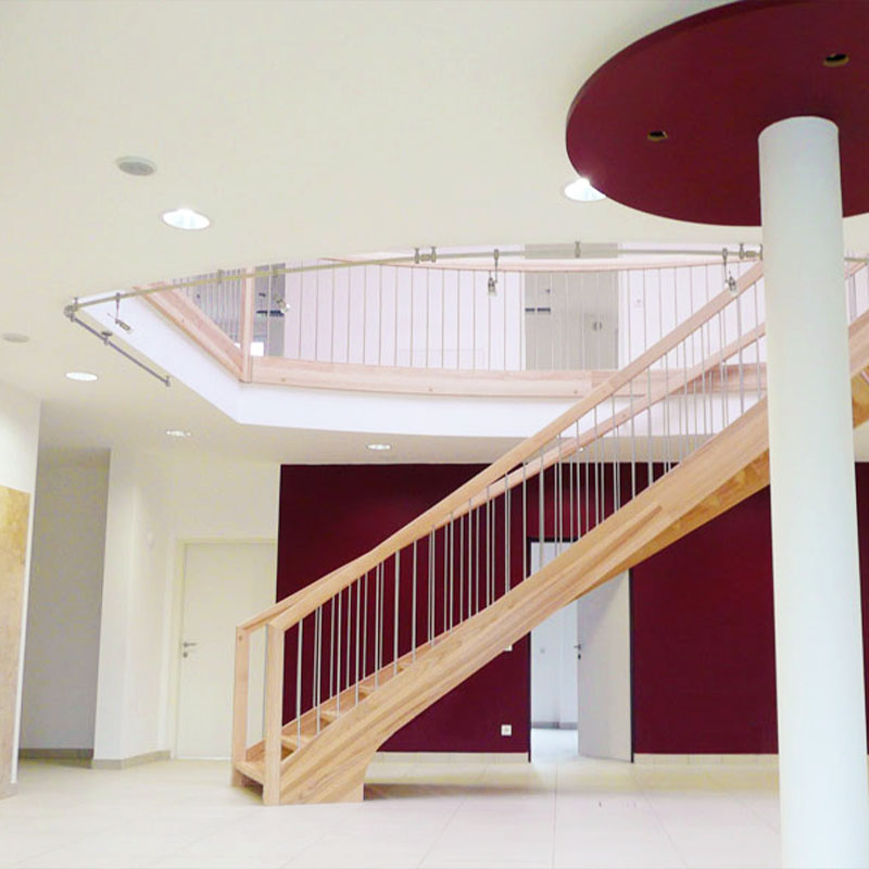 Innenausbau eines Hauses, mit Treppe ins Obergeschoss